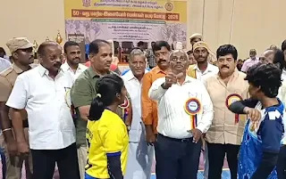 போட்டியை டாஸ் போட்டு துவக்கி வைத்த ஆட்சியர் பாஸ்கர் பாண்டியன்